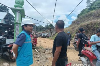 ULP PLN Simpang Empat pacu perbaikan aliran listrik di lokasi longsor menuju Talamau