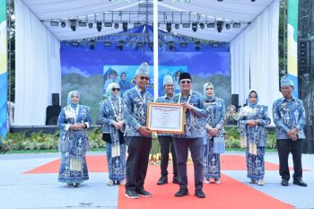 Lipsus - HSS Terima Penghargaan Nasional di Puncak Hari Jadi ke-75