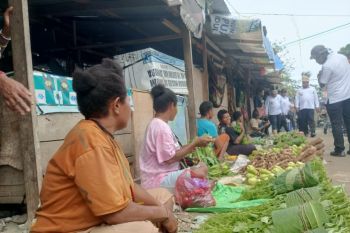Pemkab Jayapura tertibkan pedagang demi pulihkan aktivitas pasar Phara Sentani