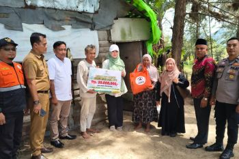 Baznas dan TP PKK Pesisir Selatan bantu bedah rumah warga kurang mampu