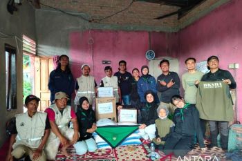 Mahasiswa Kehutanan UNRI PKK di BKSDA Sumatera Barat salurkan bantuan ke warga terdampak banjir bandang