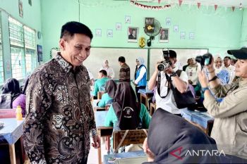 Wamendagri dan BGN salurkan 852 paket MBG di SMAN 1 Gambut Kalsel