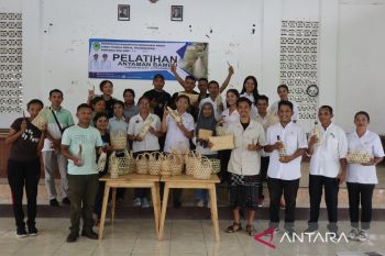 Pemkab Mabar mendorong pemuda kembangkan produk kerajinan anyaman bambu