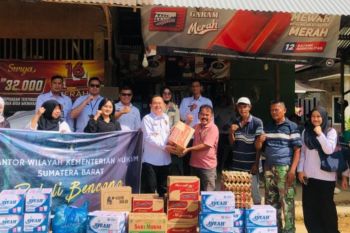 Kemenkum Sumbar salurkan bantuan banjir bandang di Padang
