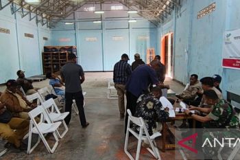 Prajurit TNI Posramil Kobakma amankan proses penyaluran BLTS Kesra Tahun 2025