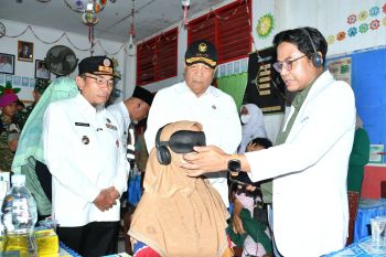 Wawako Maigus Nasir sambut Menko Polkam di posko banjir di Padang