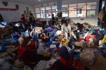 Bantuan pakaian bekas bagi korban banjir bandang di Padang