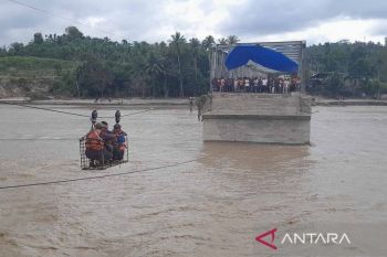 Ratusan warga diseberangkan gunakan sling di lokasi jembatan putus