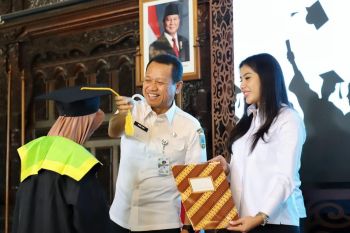 Kudus wisuda sekolah lansia komitmen bangun masyarakat berdaya