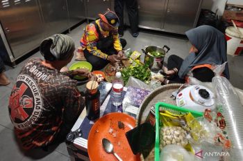 Kebersamaan di dapur kapal operasi SAR Sumatera