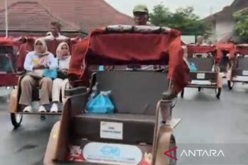 Pengemudi becak lansia di Purbalingga terima bantuan becak listrik