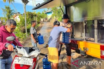 Polri distribusi air bersih &amp; bantu bersihkan rumah korban banjir Agam
