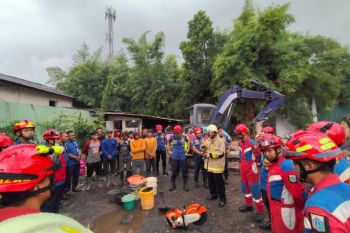 Tim Damkar temukan jasad korban yang tertimbun bangunan roboh di Jakut