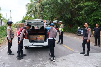 Polisi periksa kendaraan usai bentrokan warga Molompar dan Watuliney