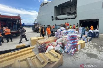 TNI AL kerahkan KRI Semarang antar logistik korban banjir ke Nias