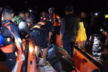 Tim SAR evakuasi pemancing hilang di perairan Lombok Barat