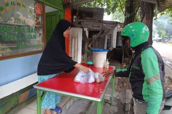 Tolak Raperda KTR, pedagang warteg di Jakarta gelar aksi bagi-bagi nasi bungkus