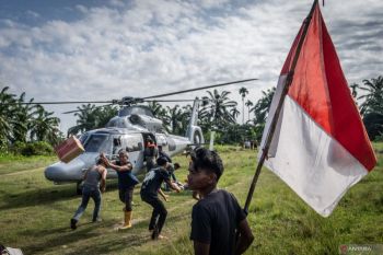 TNI AL distribusikan bantuan logistik untuk korban bencana alam di Aceh Tamiang