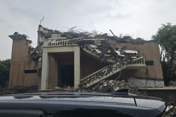 Seorang pria tertimbun bangunan roboh di Jakarta Utara