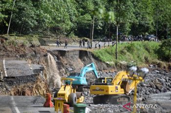 Puluhan alat berat berjibaku dalam penanganan darurat jalan terdampak bencana di Sumbar