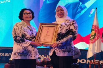 Bupati Banjar Saidi Mansyur raih penghargaan PGRI Dwija Praja Nugraha 2025