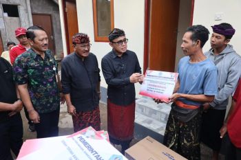Pemkot Denpasar serahkan bantuan 18 rumah layak huni