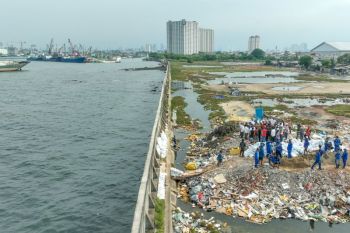 Konstruksi tanggul Pelindo Muara Baru bocor karena usia yang menua