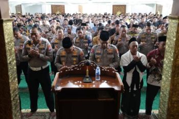 Polda Jatim gelar shalat ghaib untuk korban bencana Sumatera