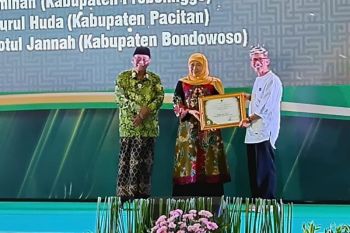 Khofifah serahkan "Masjid Award 2025" pada 31 masjid