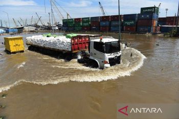 Pramono sebut banjir rob yang terjadi di Jakarta karena supermoon