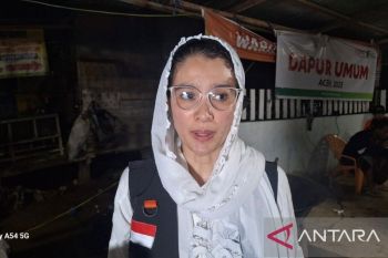 Artis nasional Marcella Zalianty semangati pengungsi Aceh secara langsung