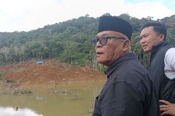 Bupati Pasaman Barat pastikan pencarian korban longsor terus dilakukan (Video)
