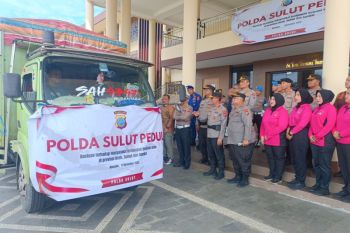 Polda Sulut distribusikan 25 ton bahan pokok ke Sumatera bantu terdampak bencana