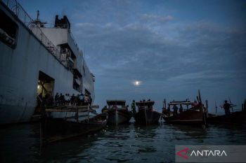 Satgas TNI AL gunakan KRI Soeharso untuk distribusikan bantuan bencana alam melalui jalur laut