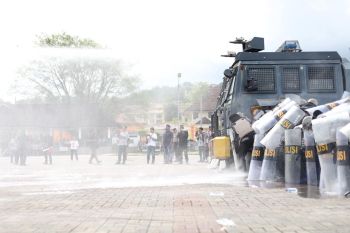 Polda Maluku simulasi unjuk rasa perkuat kesiapsiagaan personel