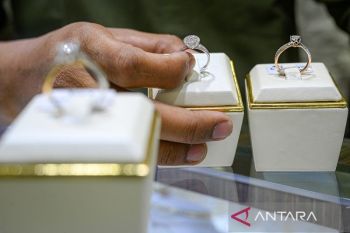Sabtu ini harga emas Antam naik Rp8.000 jadi Rp2,491 juta per gram