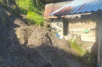 Ruas jalan di Desa Molangato Buol tertimbun longsor