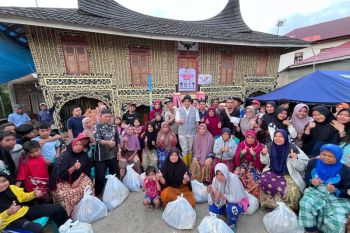 Anggota DPR RI kunjungi dan salurkan bantuan bencana ke pelosok Agam gunakan motor