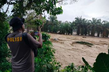 Air sungai lokasi banjir di Agam meluap, jembatan darurat dibawa arus