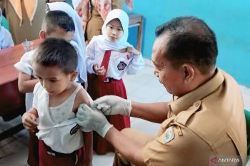 Dinkes OKU Sumsel kejar target pemberian vaksin tetanus dan difteri pada siswa