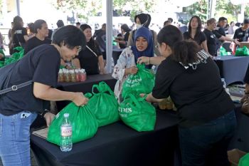 Pemkot Surabaya, Mawar Sharon dan Polri salurkan 4.000 paket sembako