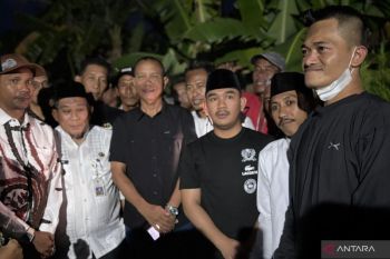 Bupati Bekasi kunjungi dan beri bantuan darurat korban banjir rob di Muaragembong