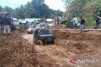 Bupati Pasaman Barat ingatkan pengendara tetap waspada lewati lokasi longsor (Video)