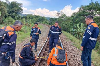 KAI Daop 2 Bandung siagakan petugas di titik jalur rawan bencana jelang libur Nataru