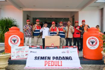 Komisaris Utama PT Semen Padang serahkan bantuan banjir bandang Palembayan di Posko Utama Agam