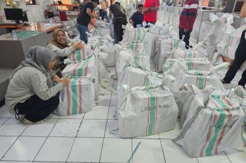 Sulsel kirim sembako dan perlengkapan bayi ke Sumatera