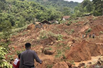 Tim SAR gabungan cari tiga warga tertimbun longsor di Arjasari Bandung