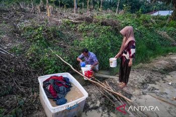 Sepekan pascabanjir bandang warga Rantau gunakan air parit untuk MCK
