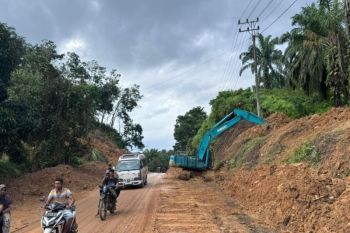 Indonesia speeds up repair of flood-damaged roads in Aceh