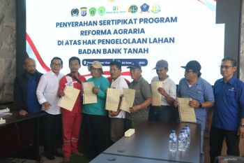 Badan Bank Tanah berikan sertfikat untuk 11 petani Kabupaten Penajam
